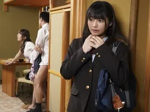 Bé xinh mới lớn cướp chồng yêu của mẹ